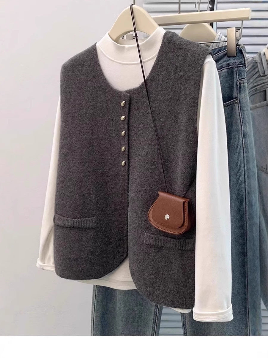 Damen Kurzgeschnittene Ärmellose Strickweste mit Perlenknopfleiste und aufgesetzten Taschen Echoarchiv