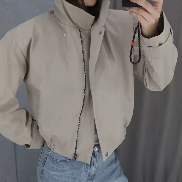 Damen Kurzblouson mit hohem Stehkragen, elastischem Bund und verdeckter Druckknopfleiste Echo Archiv