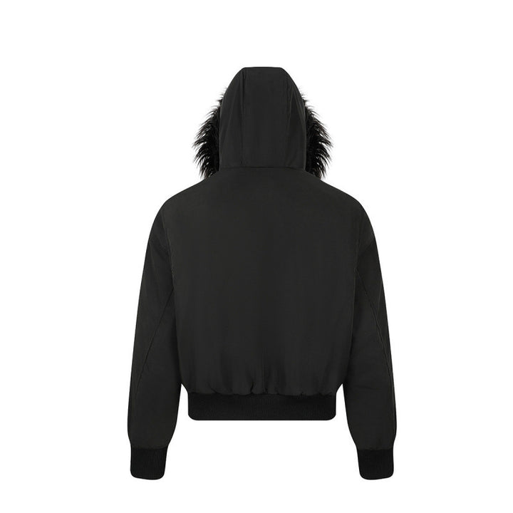 Damen Kurz geschnittene wattierte Bomberjacke mit Kunstfellkapuze und aufgesetzten Label‑Patches Echo Archiv