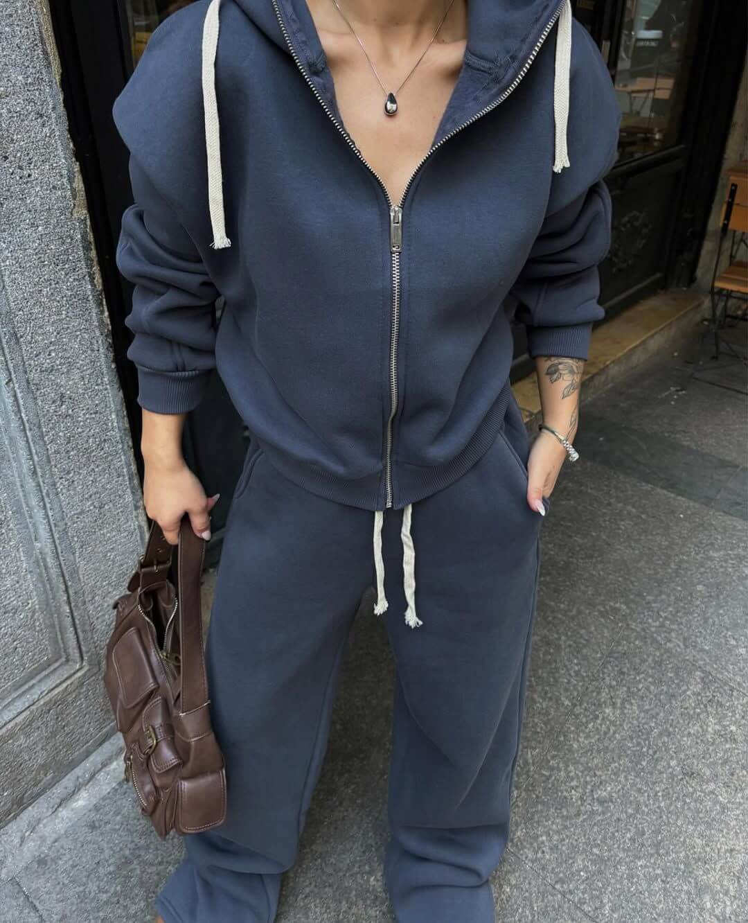 Damen Zweiteiliges Loungewear-Set mit kurz geschnittener Zip-Kapuzenjacke und weitem High-Waist-Jogger – Élanora