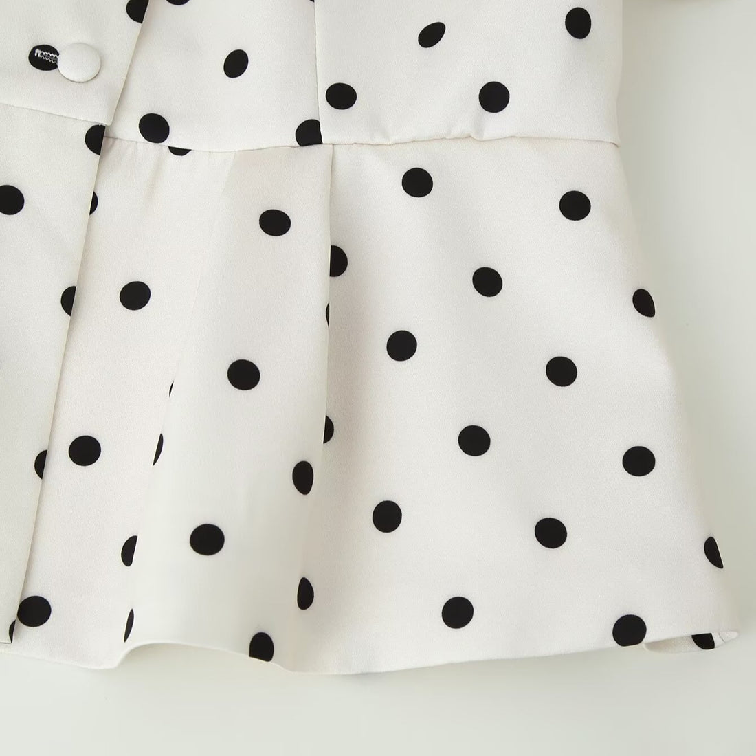 Damen Gepunktete Bluse mit Stehkragen, Puffärmeln und Peplum-Saum Echoarchiv