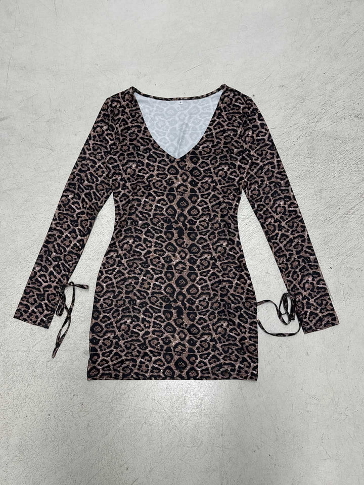 Damen Figurbetontes Leoprint-Minikleid mit tiefem V-Ausschnitt, langen Ärmeln und Kordelzügen – Élara