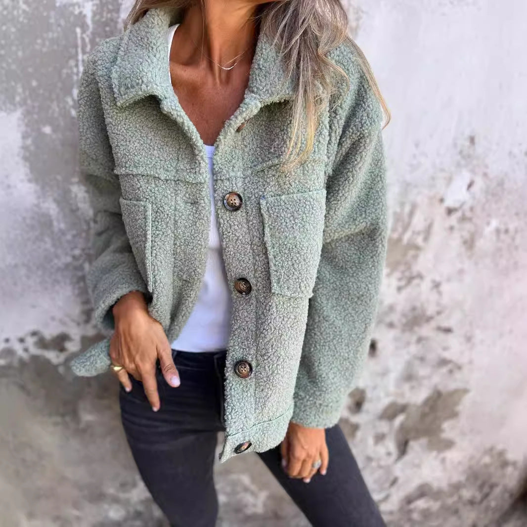 Damen nan Teddyjacke mit großem Reverskragen, durchgehender Knopfleiste und aufgesetzten Pattentaschen Echo Archiv
