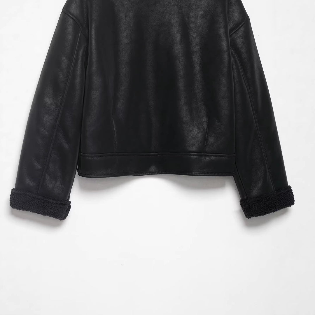 Damen Kurz geschnittene Kunstlederjacke mit Teddyfutter, Stehkragen und Knopfverschluss Echoarchiv