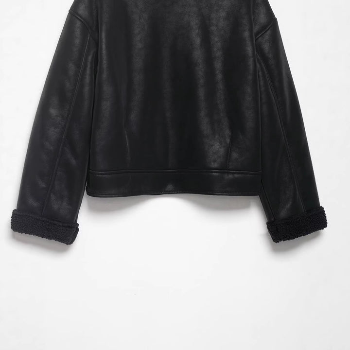 Damen Kurz geschnittene Kunstlederjacke mit Teddyfutter, Stehkragen und Knopfverschluss Echoarchiv