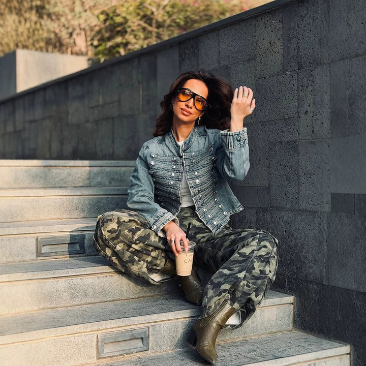Damen Kurze Jeansjacke mit dekorativen Metallknopf‑Reihen und taillierter Silhouette Echoarchiv