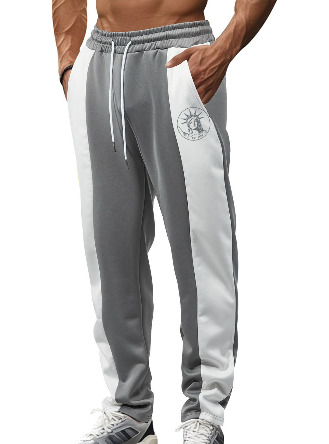 Herren nan sportive Trackpants mit seitlichen Kontrastbahnen elastischem Bund Kordelzug und Hirschstickerei Echo Archiv