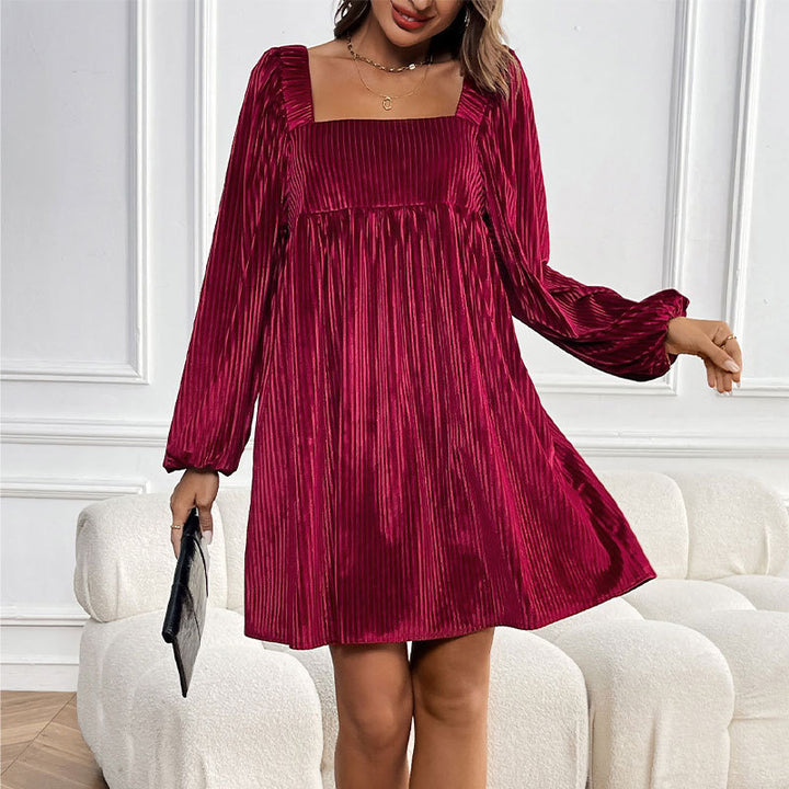 Damen Angesagtes Plisseekleid mit quadratischem Ausschnitt Echo Archiv