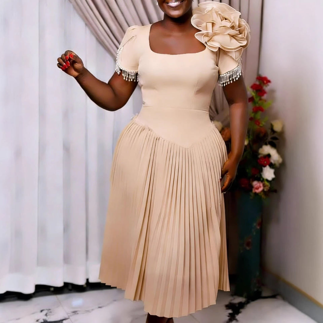 Damen Elegantes Faltenkleid mit floralem Akzent und Perlenverzierungen Echo Archiv