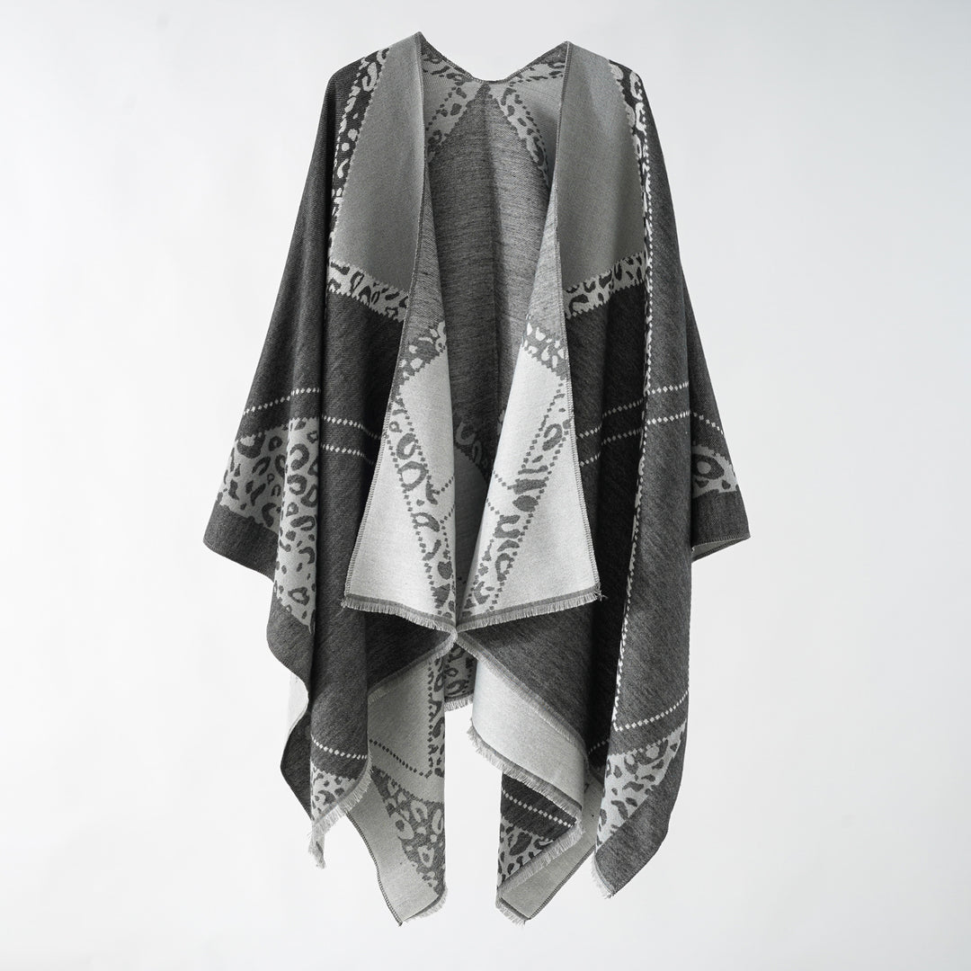 Damen Großer Double-Face Jacquard-Umhang mit Animal-Patch und feinem Fransensaum – Célinea