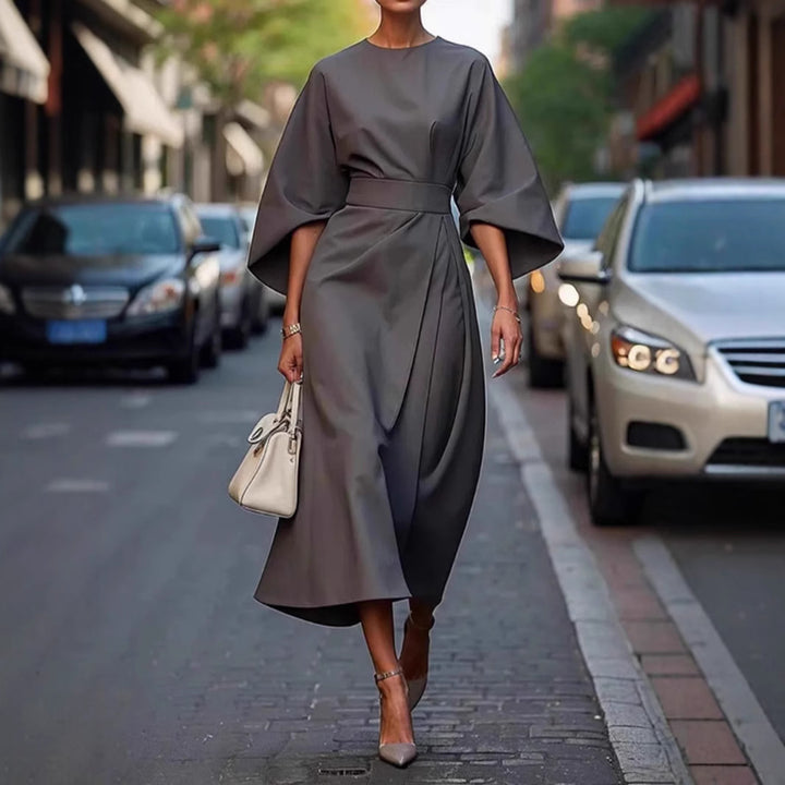 Damen nan minimalistisches Abendkleid mit überlangen weiten Ärmeln und taillenmodellierender Faltendrapierung Echo Archiv