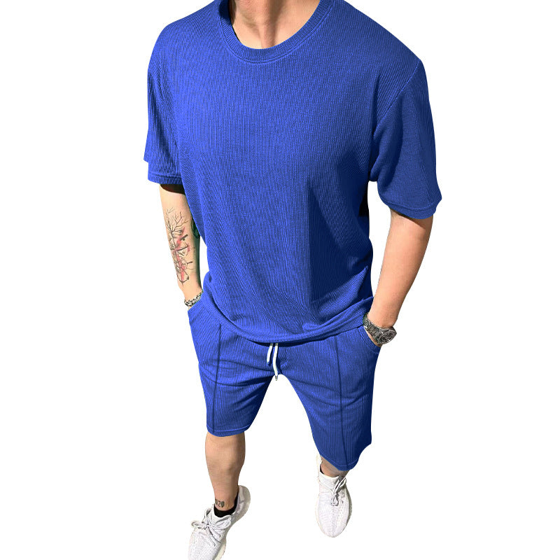 Herren lässiges Freizeitsport-Outfit mit strukturiertem Oberteil und Shorts Echoarchiv
