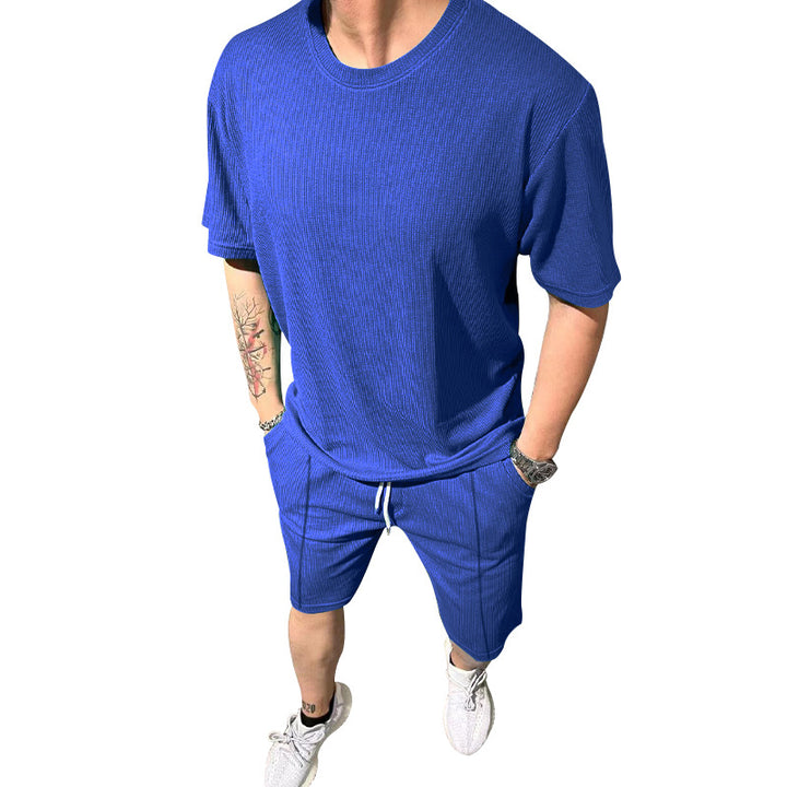 Herren lässiges Freizeitsport-Outfit mit strukturiertem Oberteil und Shorts Echoarchiv