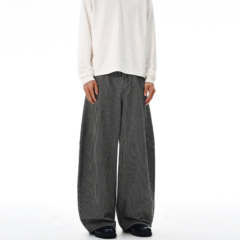 Herren Bodenlange Oversize-Hose mit extrem weitem Bein und feinem Nadelstreifen-Design Echo Archiv