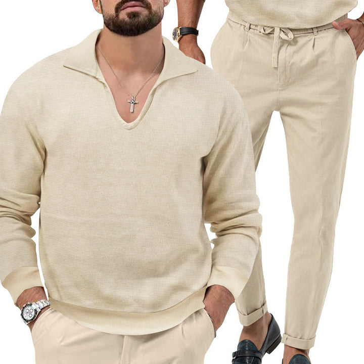 Herren gemütlicher Pullover mit V-Ausschnitt und eleganter Hosenkombination Echoarchiv