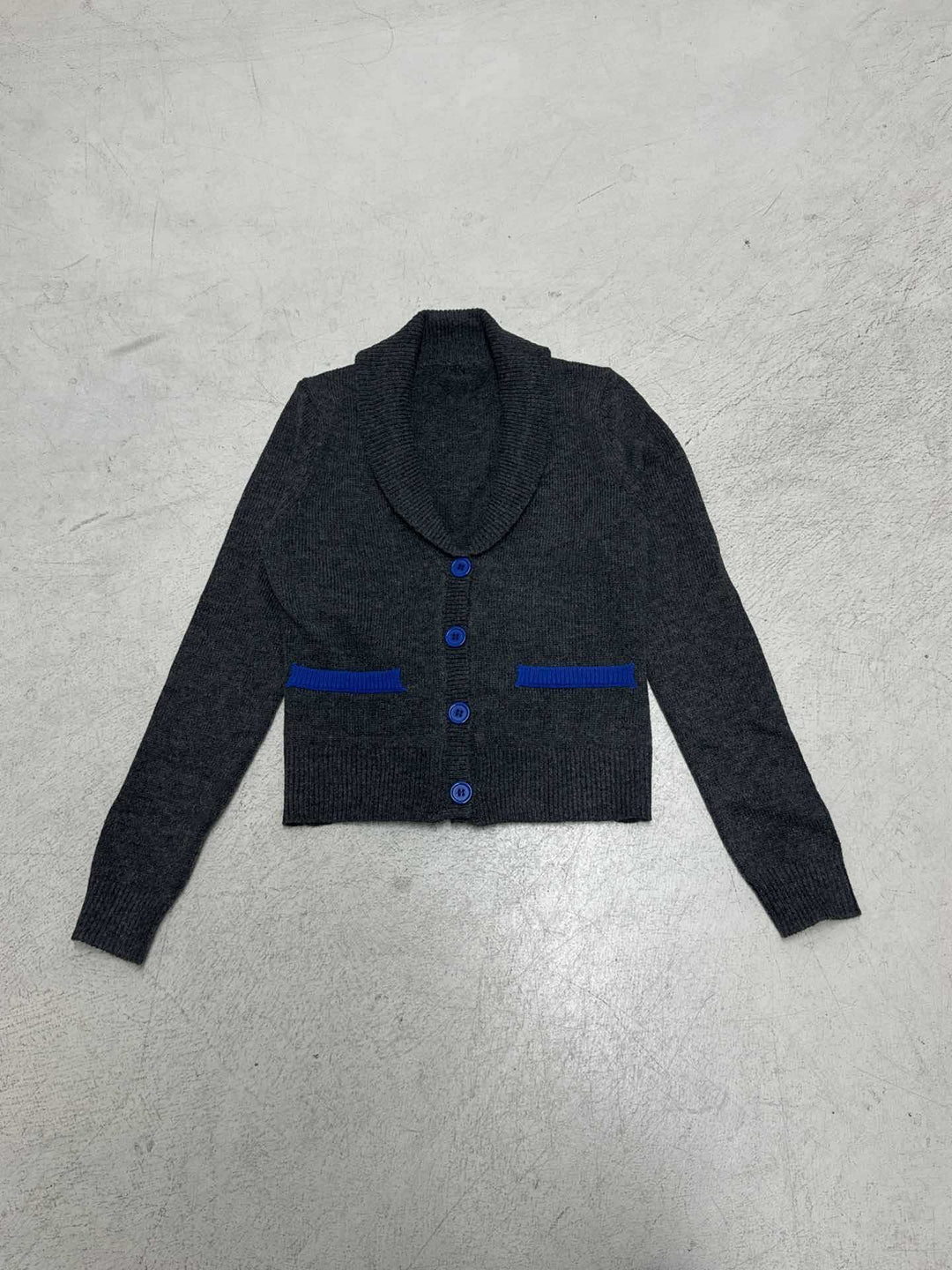 Damen nan kurze Strickjacke mit Schalkragen, Zierknopfleiste und kontrastierenden Taschenpaspeln Echo Archiv