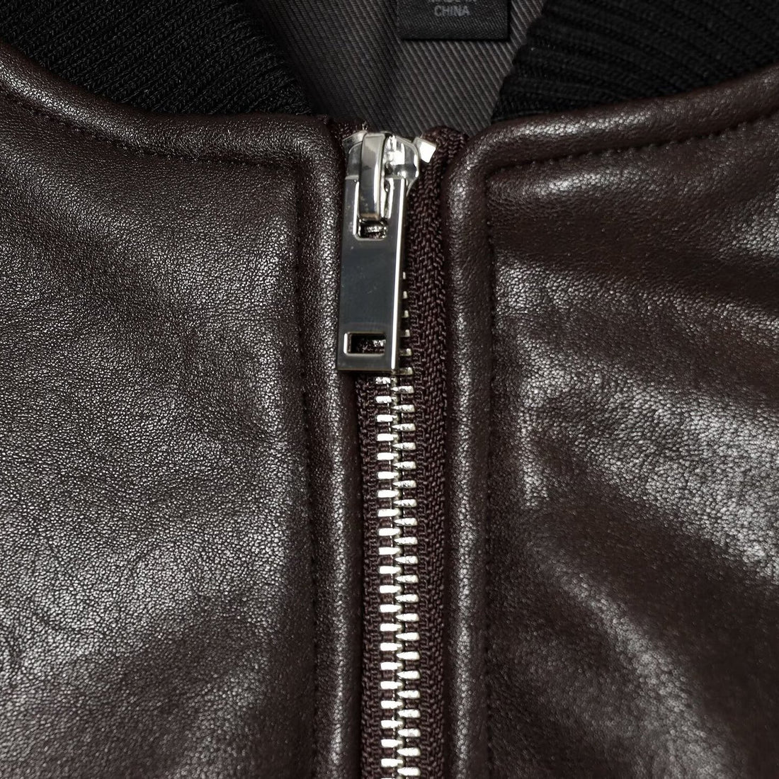 Herren Lederoptik-Bomberjacke im Cropped-Stil mit Rippbündchen Echoarchiv