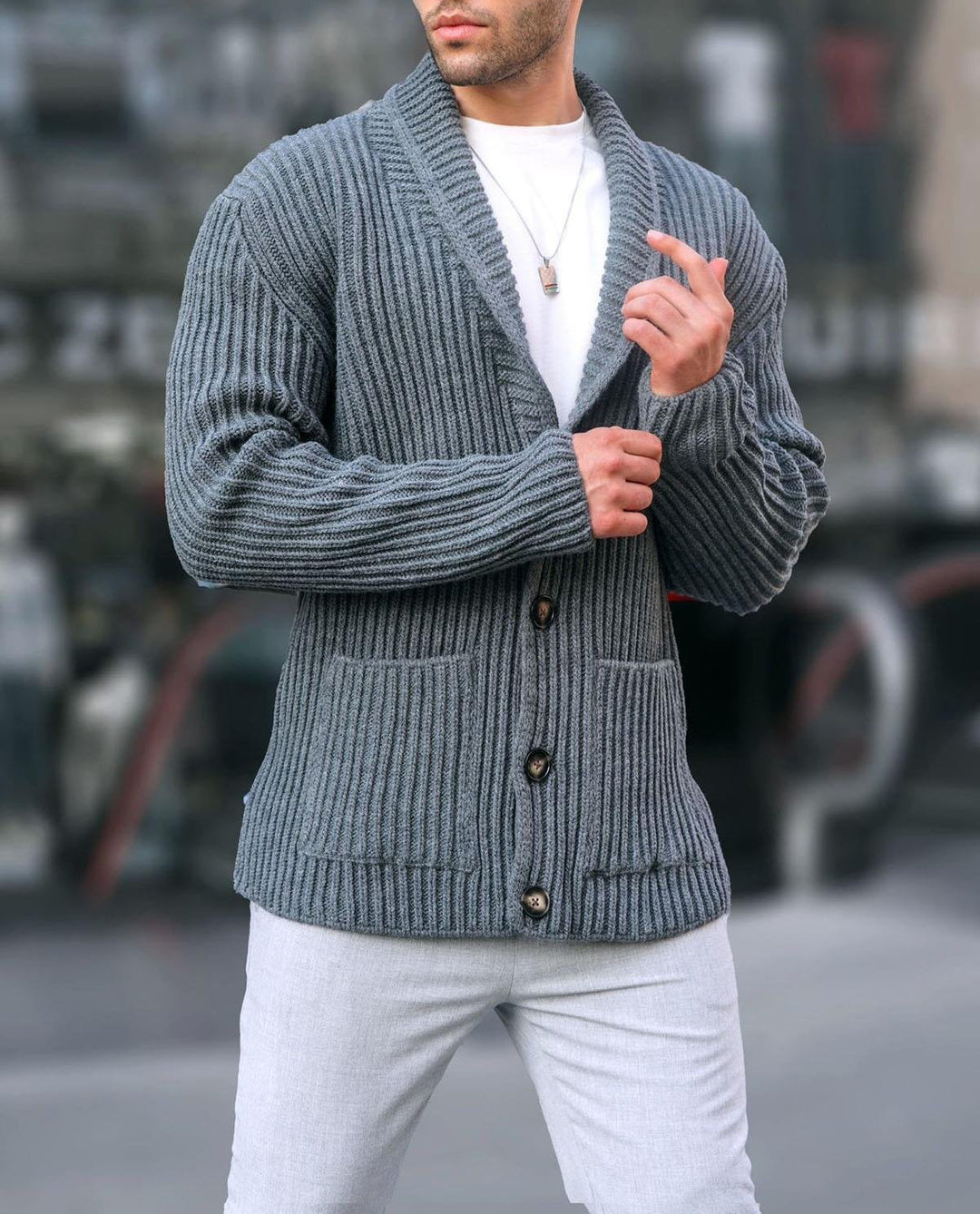 Herren Strickjacke mit tiefem V-Ausschnitt und kontrastierenden Knöpfen Echoarchiv