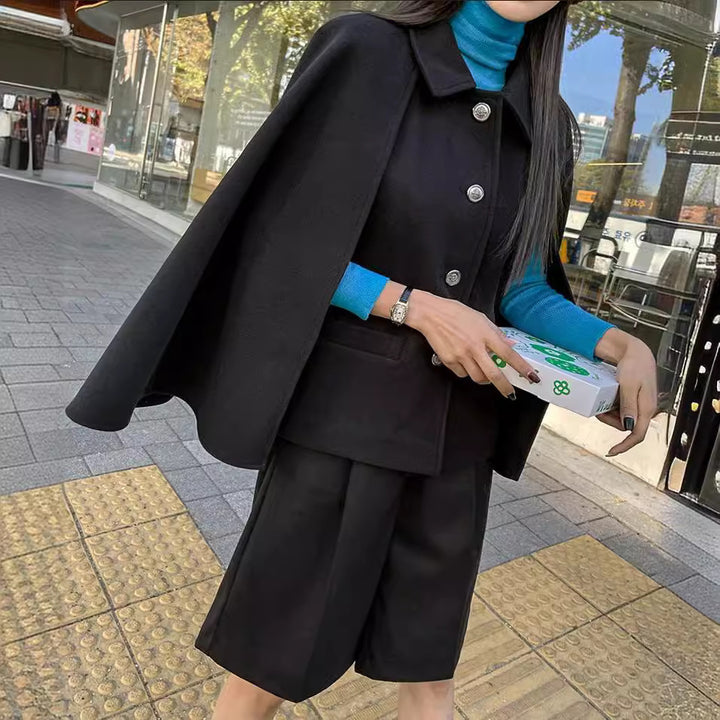 Damen Kurzer Wollmix-Cape-Mantel mit Hemdkragen und aufgesetzten Taschen Echoarchiv