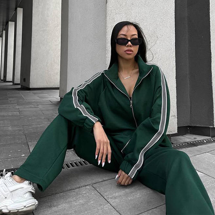 Damen Oversized Velours-Trainingsjacke mit markanten Kontraststreifen und geripptem Stehkragen – Auréline