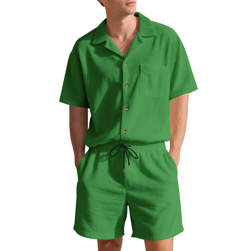 Herren lässiges Sommer-Outfit mit kurzärmeliger Hemdbluse und Shorts Echoarchiv