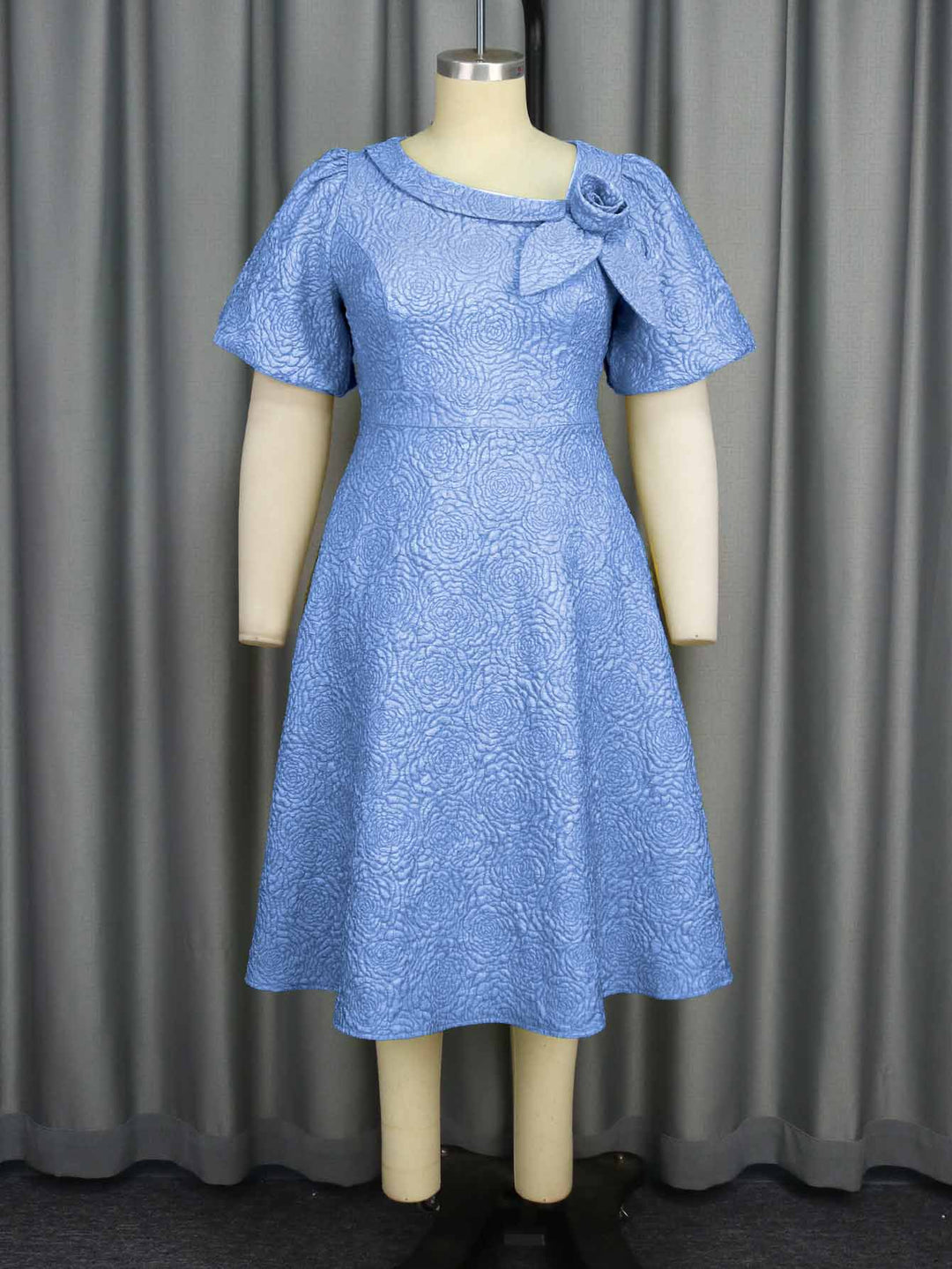 Damen Elegantes Kleid mit strukturierter Blumenapplikation Echo Archiv