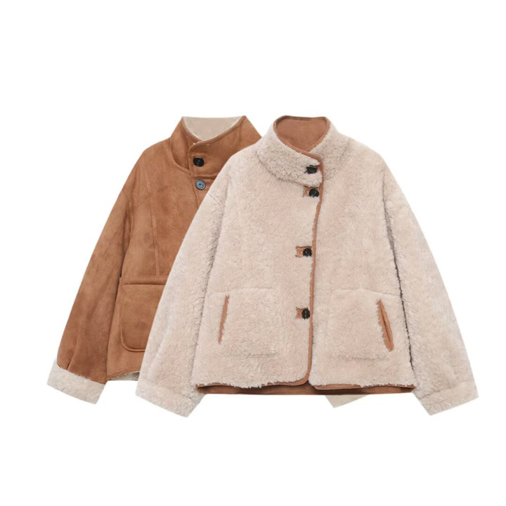 Damen kurze Lammfellimitatjacke mit Stehkragen, großer aufgesetzter Taschen und knöpfbarer Front – Célinea