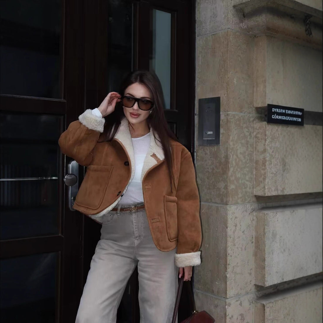 Damen Kurzjacke im Lammfell‑Look mit hohem Stehkragen und aufgesetzten Taschen Echoarchiv