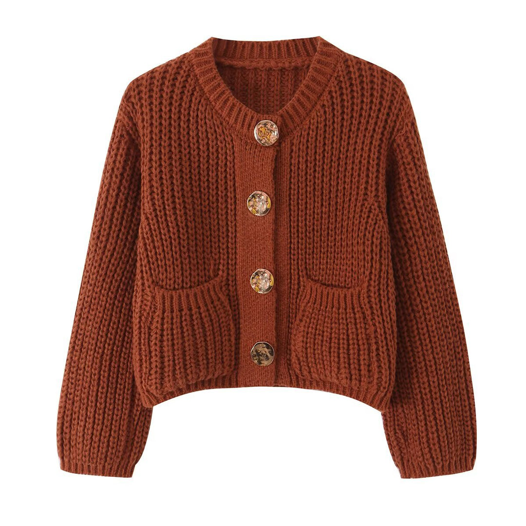 Damen Grobgestrickte Kurzstrickjacke mit großen Zierknöpfen und aufgesetzten Taschen Echo Archiv