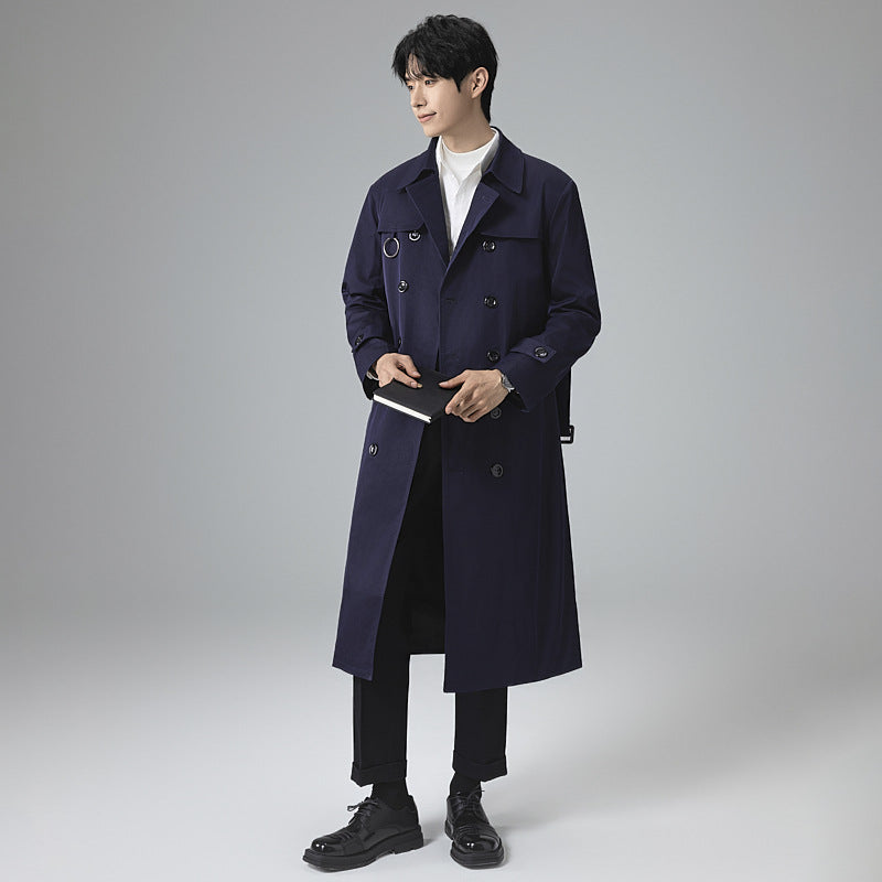 Herren Moderner Tech-Trenchcoat mit Doppelreihiger Knopfleiste, Bindegürtel und dezenten Ringdetails Echoarchiv