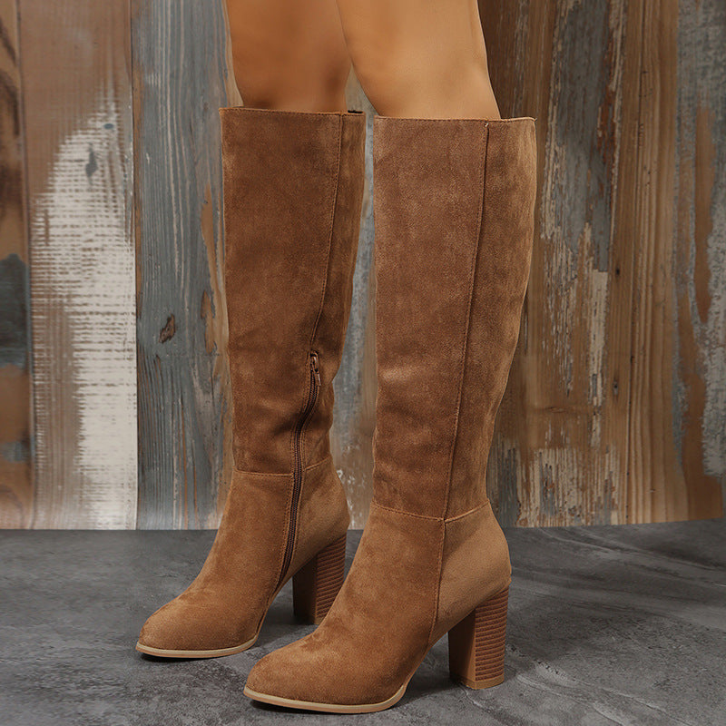 Damen Kniehohe Veloursoptik Stiefel mit skulpturellem Blockabsatz und seitlichem Reißverschluss – Lioré