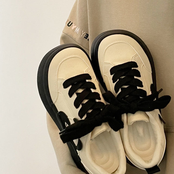 Damen Plateau-Sneaker mit auffälliger Tierapplikation und gepolstertem Komfortkragen – Névara