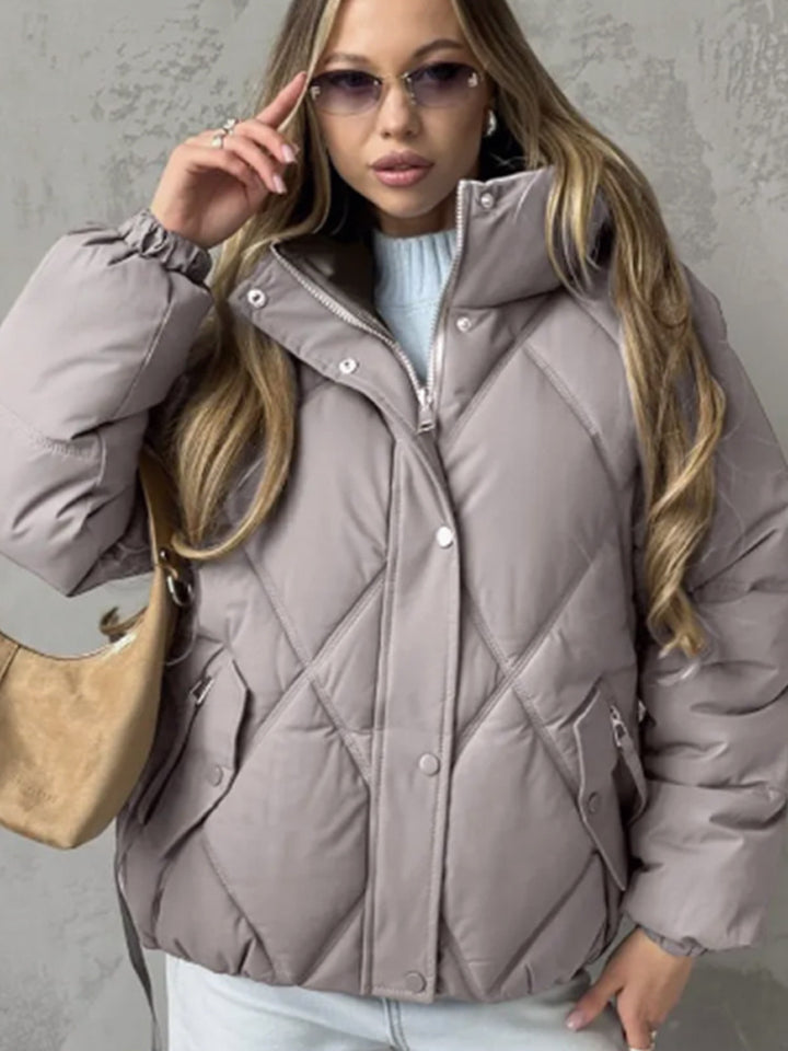 Damen Gefütterte Rauten‑Stepp‑Pufferjacke mit Kapuze und verdecktem Reißverschluss Echoarchiv
