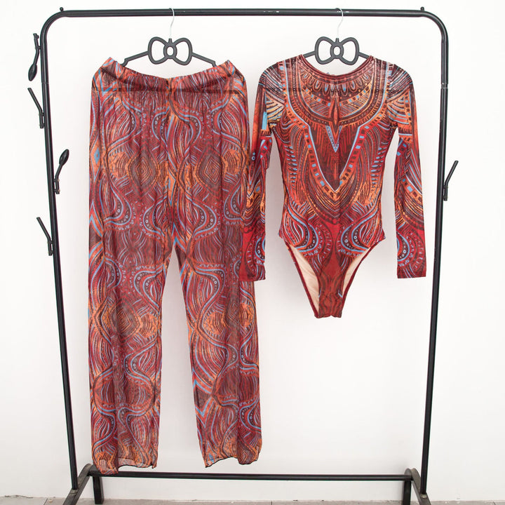 Damen modisches Badeoutfit mit langärmeligen Oberteil und lässigen Pants Echo Archiv