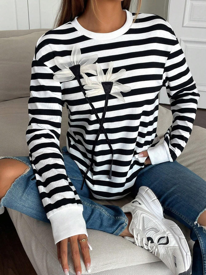 Damen nan gestreiftes Ripp-Langarmshirt mit dreidimensionaler Blumenapplikation und Rundhals Echo Archiv