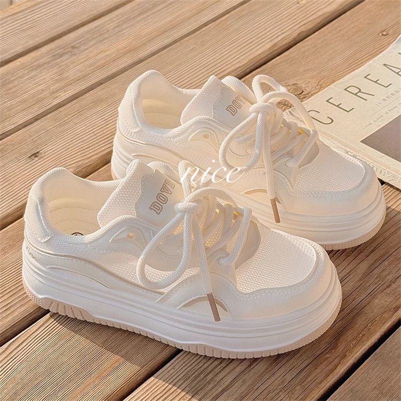 Damen Minimalistische Platform-Sneaker mit gepolstertem Komfortkragen und profilierter Wedgesohle – Névara