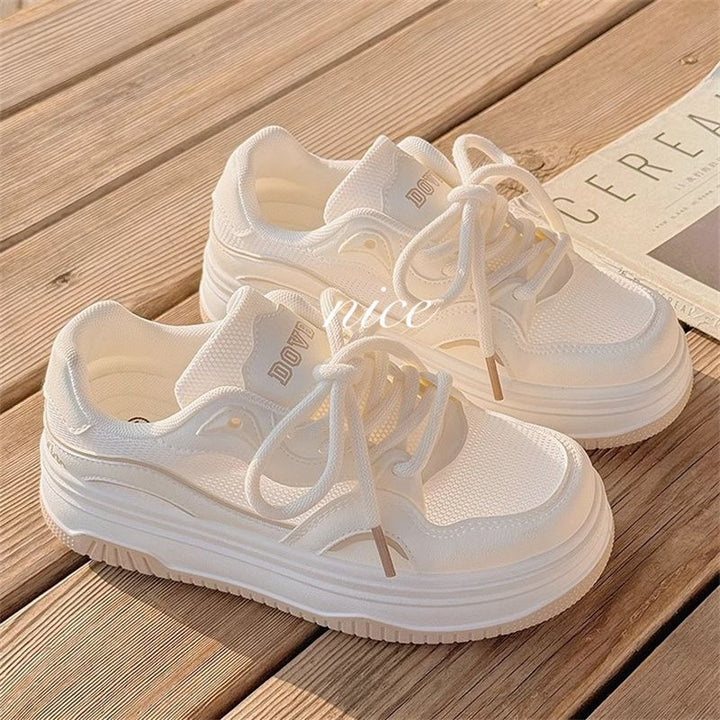 Damen Minimalistische Platform-Sneaker mit gepolstertem Komfortkragen und profilierter Wedgesohle – Névara