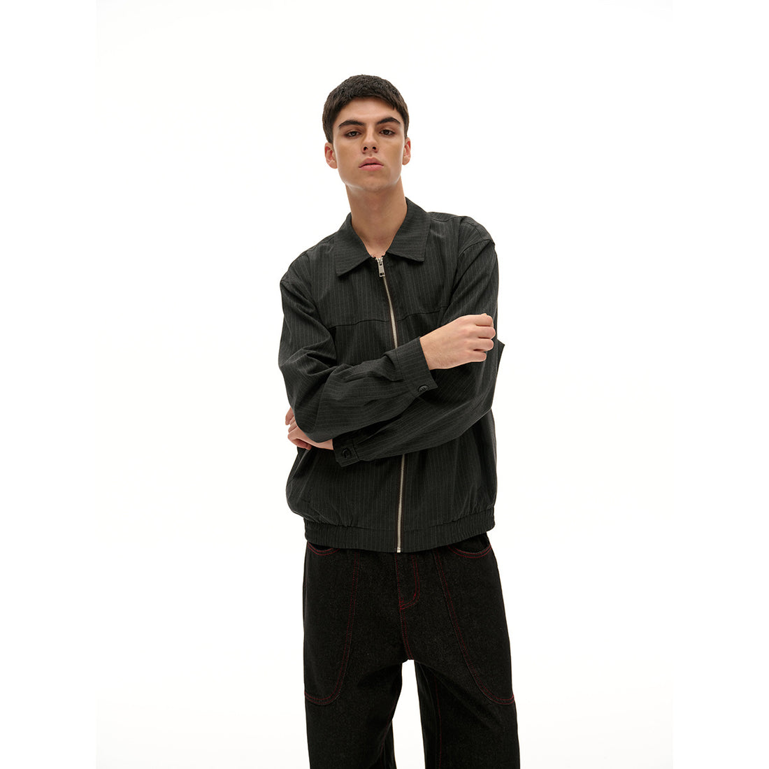 Unisex Kurz geschnittene Nadelstreifen‑Blousonjacke mit kontrastierendem Hemdkragen und durchgehendem Reißverschluss Echoarchiv