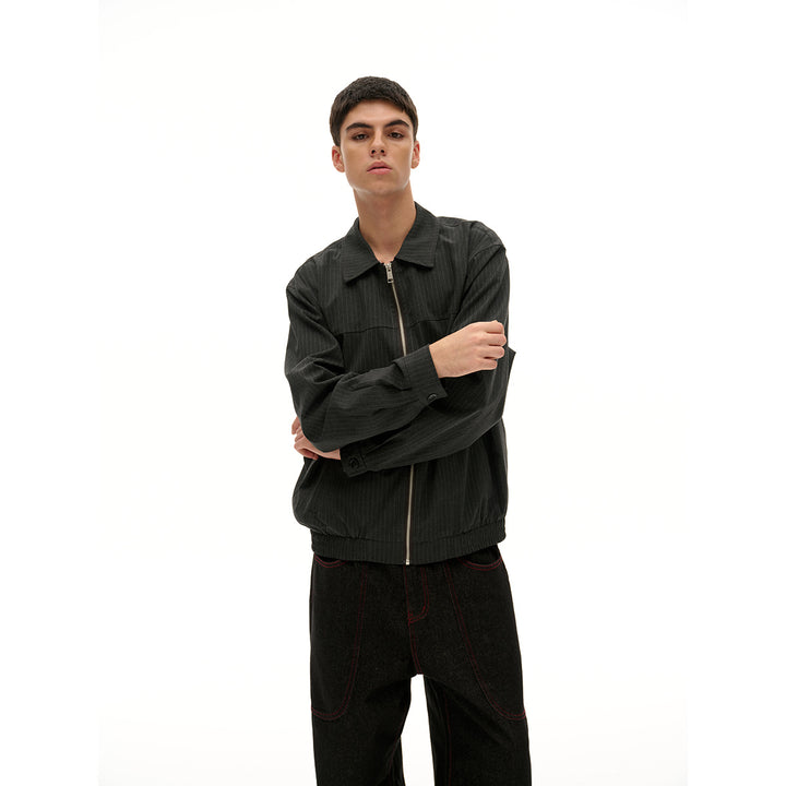 Unisex Kurz geschnittene Nadelstreifen‑Blousonjacke mit kontrastierendem Hemdkragen und durchgehendem Reißverschluss Echoarchiv