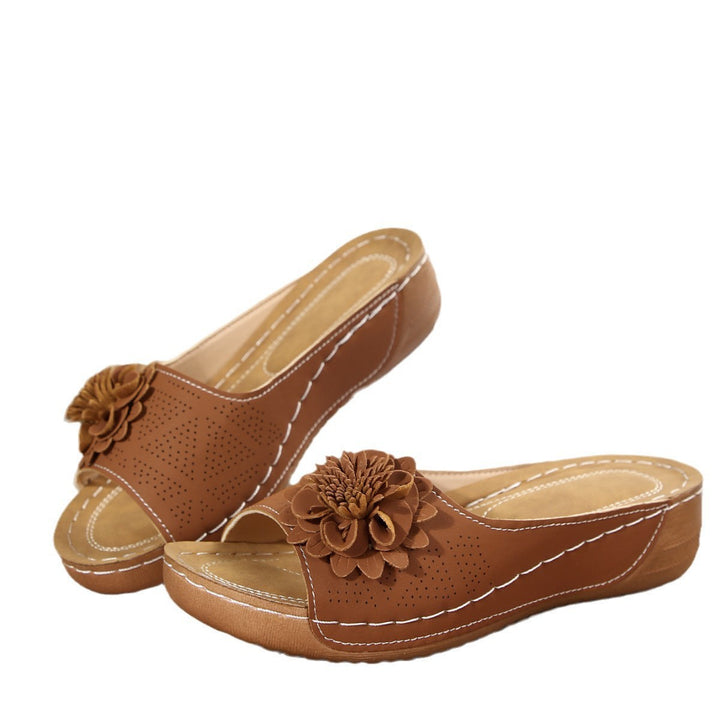 Damen Perforierte Keil-Sandalen als Slip-On mit Blumenapplikation und gepolstertem Fußbett – Sorelia
