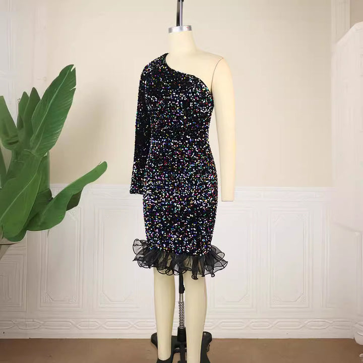 Damen Glamouröser Abendkleid mit funkelnden Pailletten und Rüschenabschluss Echo Archiv