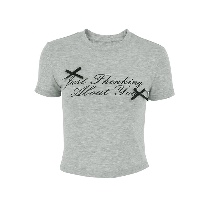 Damen cropped T-Shirt mit einzigartigem Schriftzug und lässigem Schnitt Echo Archiv