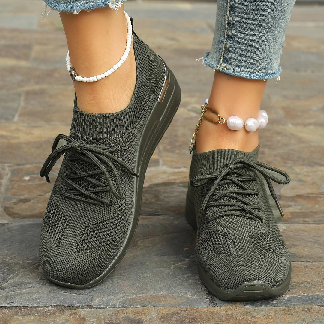 Damen Strick-Sneaker mit Keilsohle, sockenähnlichem Schaft und Metallic-Fersenakzent – Névara