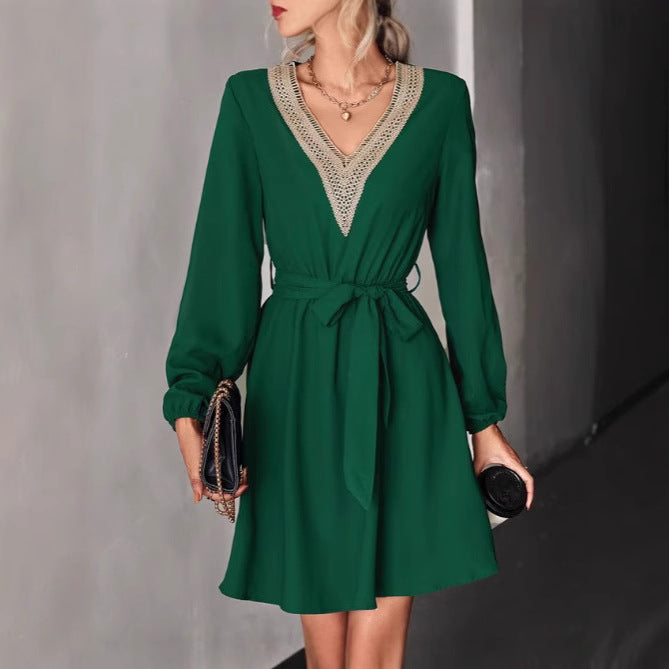 Damen knielanges V-Ausschnitt Kleid mit Häkelspitzen-Einsatz, Bindegürtel und leichten Ballonärmeln – Élara