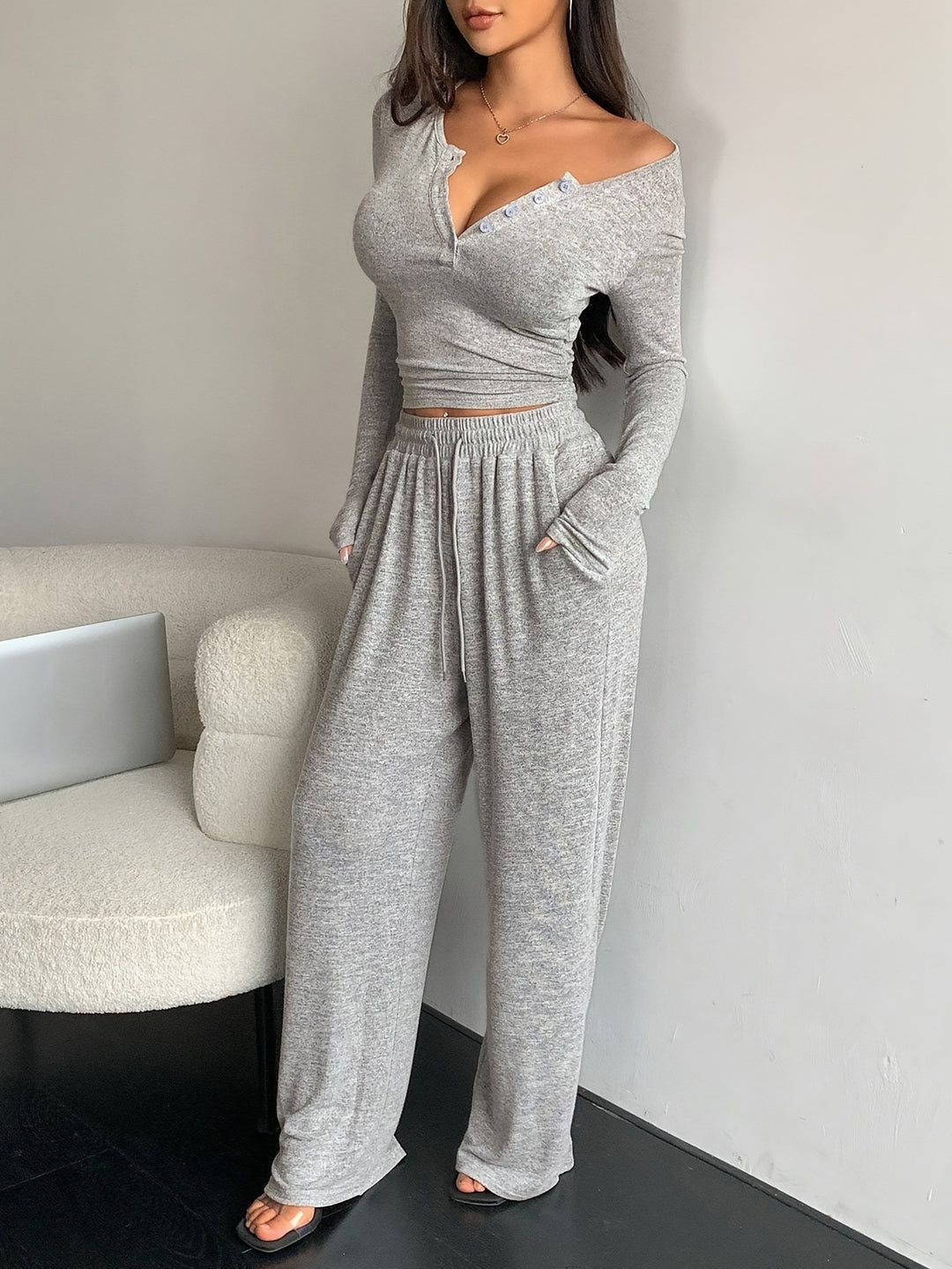 Damen Casual Rippstrick Lounge-Set mit Off-Shoulder Henley-Oberteil und weit geschnittenen Jogginghosen – Élanora