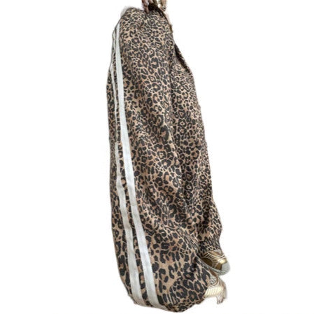 Damen weite Leoparden-Trackpants mit elastischem Bund und seitlichen Kontraststreifen – Avélisse