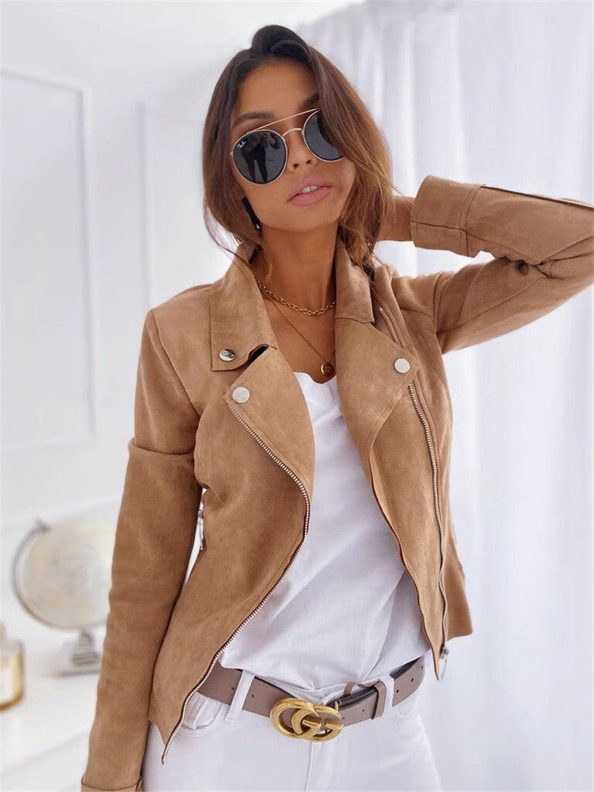 Damen nan kurze Wildleder-Optik Bikerjacke mit asymmetrischem Reverskragen, sichtbaren Metall-Reißverschlüssen und taillierter Passform Echo Archiv