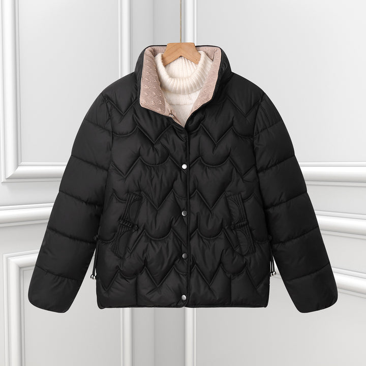 Damen kurze gesteppte Pufferjacke mit dekorativer Bogensteppung und Druckknopfblende – Célinea