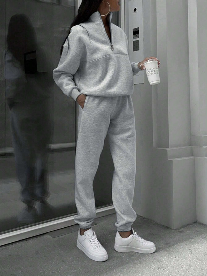Damen Oversize Sweat-Set mit halbem Reißverschluss, Stehkragen und lässiger Jogginghose Echo Archiv