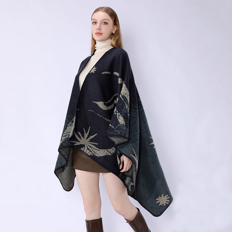 Damen Überschnittenes Jacquard‑Wickelcape aus feinem Strick mit asymmetrischem Saum – Veloura